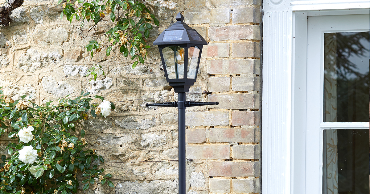 traditional victoriana solar LED lamp post